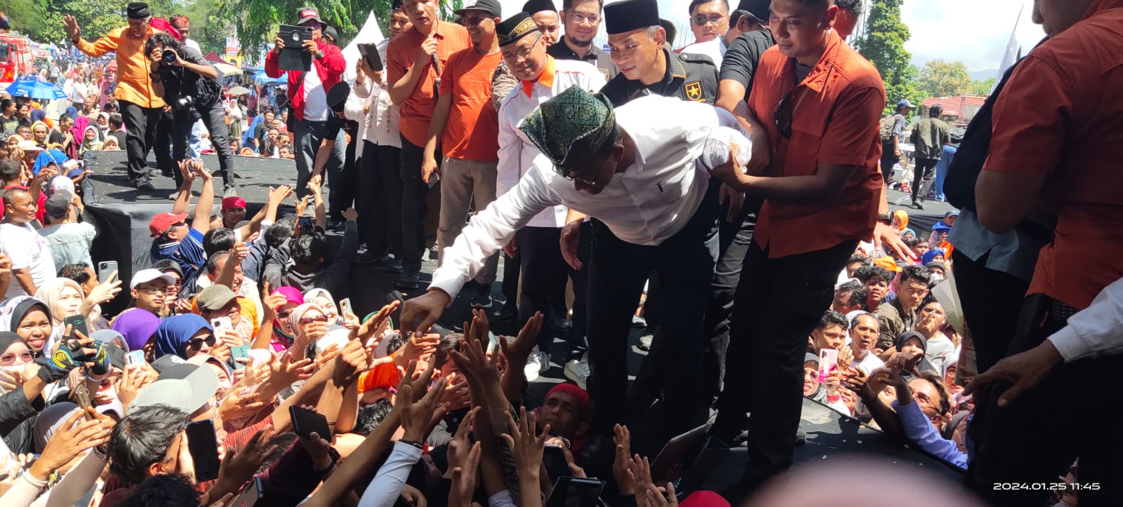 Rebutan masyarakat bersalaman dengan Capres 01 Anies Baswedan, saat kampanye akbar di GOR H Agus Salim Padang. Foto Ist.