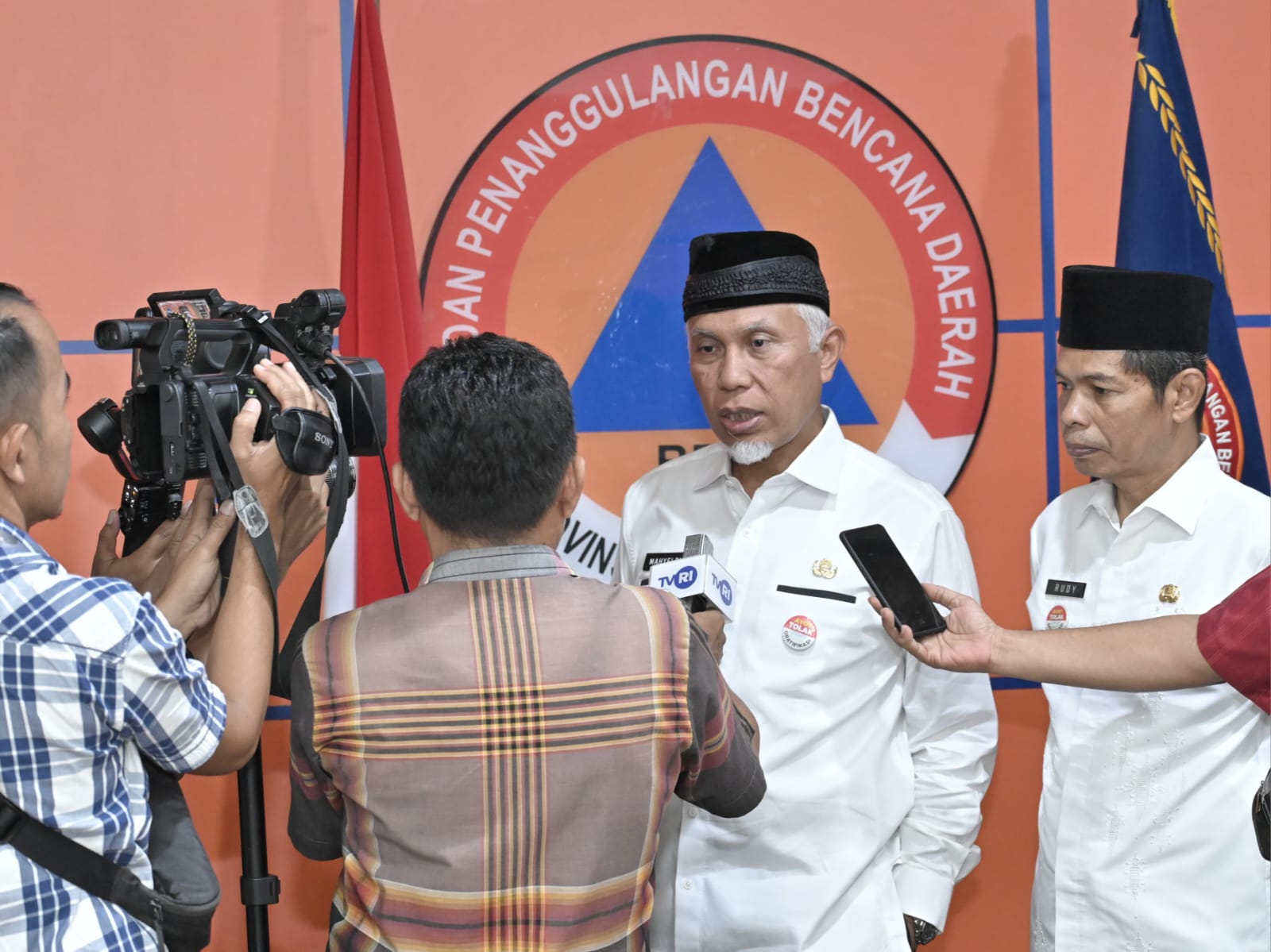 Gubernur Sumbar Mahyeldi, memberikan keterangan Pers tentang kondisi Gunung Marapi, Jumat (26/1/2024) di Padang. Foto Adpsb. 