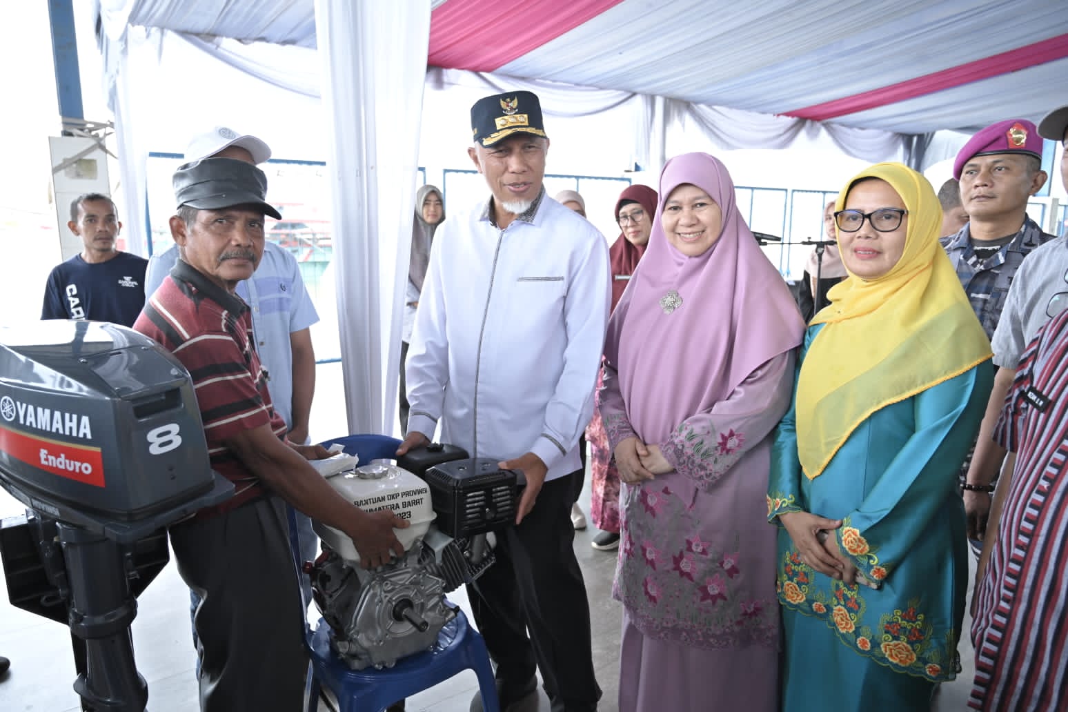 Gubernur Sumbar Mahyeldi mengajak nelayan memanfaatkan Gerai Terpadu Perizinan Kapal Perikanan yang diinisiasi oleh Dinas Kelautan dan Perikanan (DKP). Foto Adpsb. 