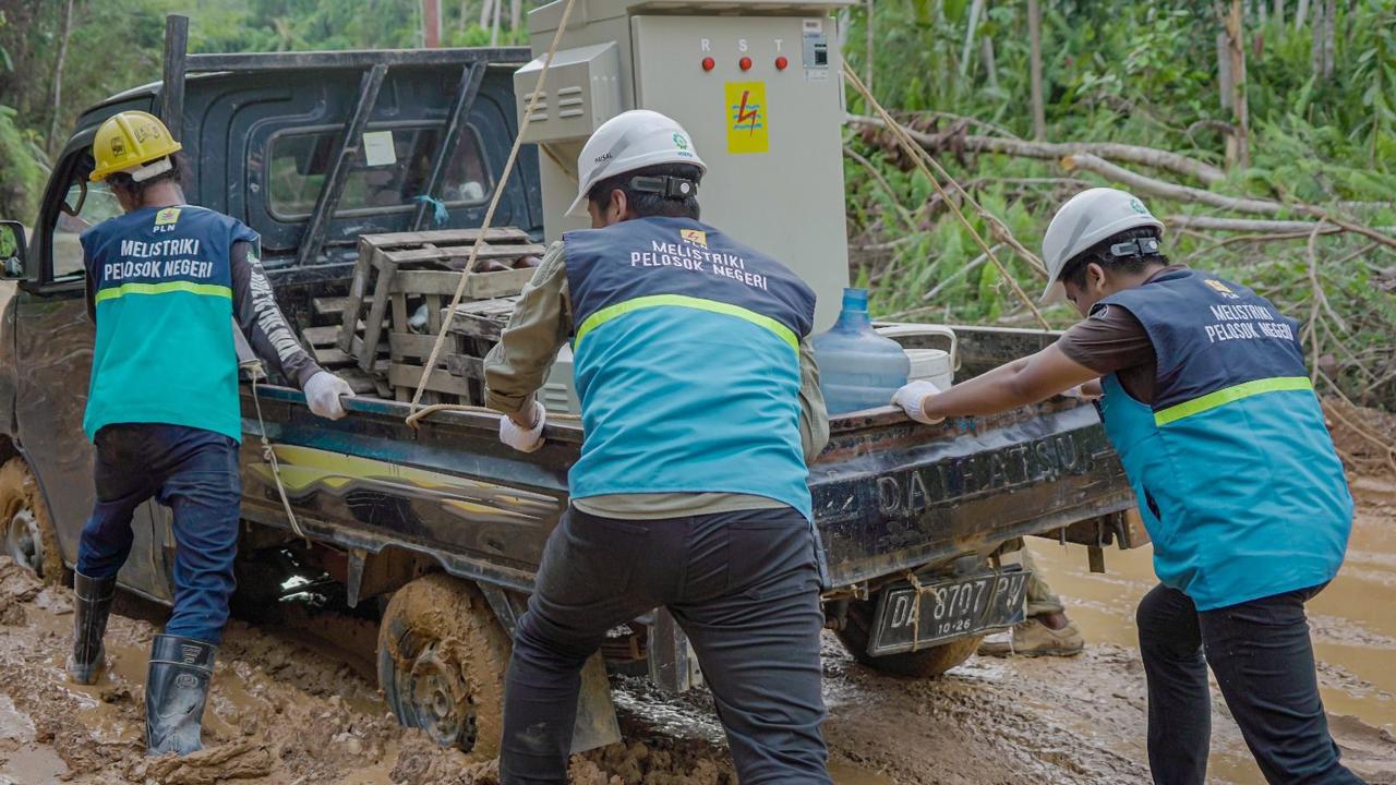 Medan yang berat tidak menghalangi petugas PLN dalam melistriki Kecamatan Rungan Hulu, Kabupaten Gunung Mas, Kalimantan Tengah.