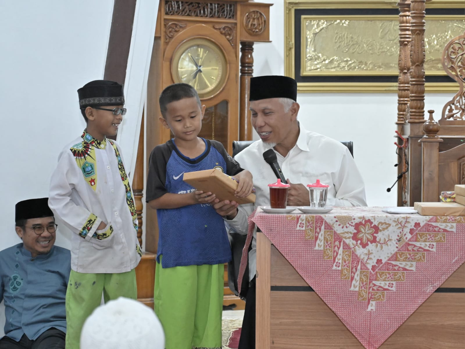 Gubernur Sumbar Mahyeldi bersama anak-anak saat memberikan tausiyah subuh di Masjid Baitul Mukminin, Bariang Indah, Cubadak Ampo, Kuranji Kota Padang, Sabtu (27/1/2024). Foto Adpsb.