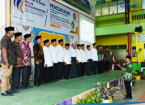 Pj Ketua PDM Pabasko, Musriadi Musanif, saat mengukuhkan PC Muhammadiyahse_ Pabasko, Sabtu (27/1/2024) di Aula Sutan Mansur Komplek Kauman Muhammadiyah Padang Panjang.