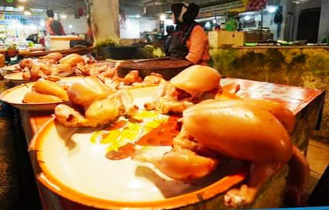 Penjualan daging ayam broiler di kawasan Pasar Pusat Kota Padang Panjang.