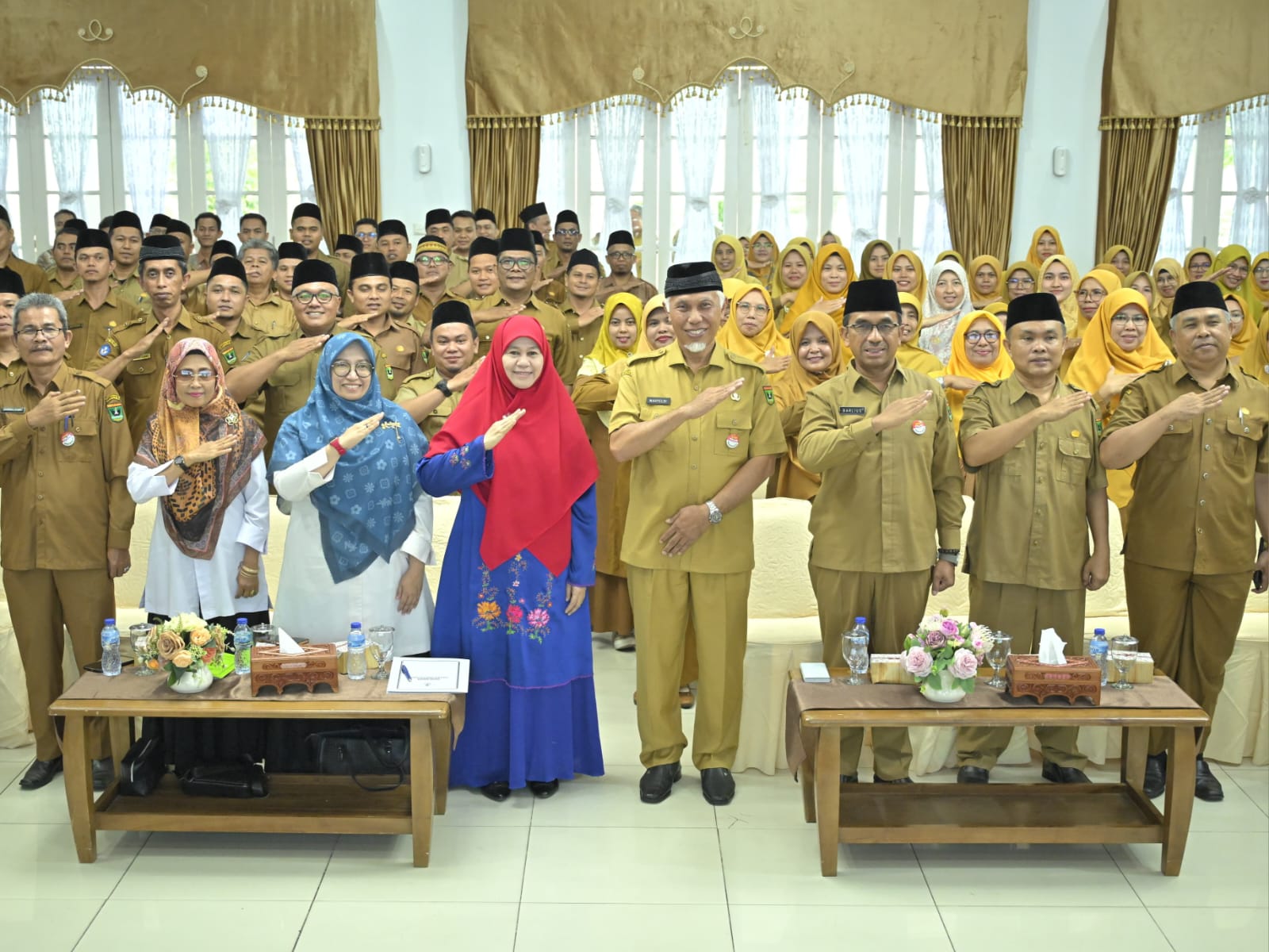 Gubernur Sumbar Mahyeldi bersama Musyawarah Guru mata Pelajaran Pendidikan Agama Islam dan Budi Pekerti (MGMP PAI), Senin (29/1/2024). Foto Adpsb. 