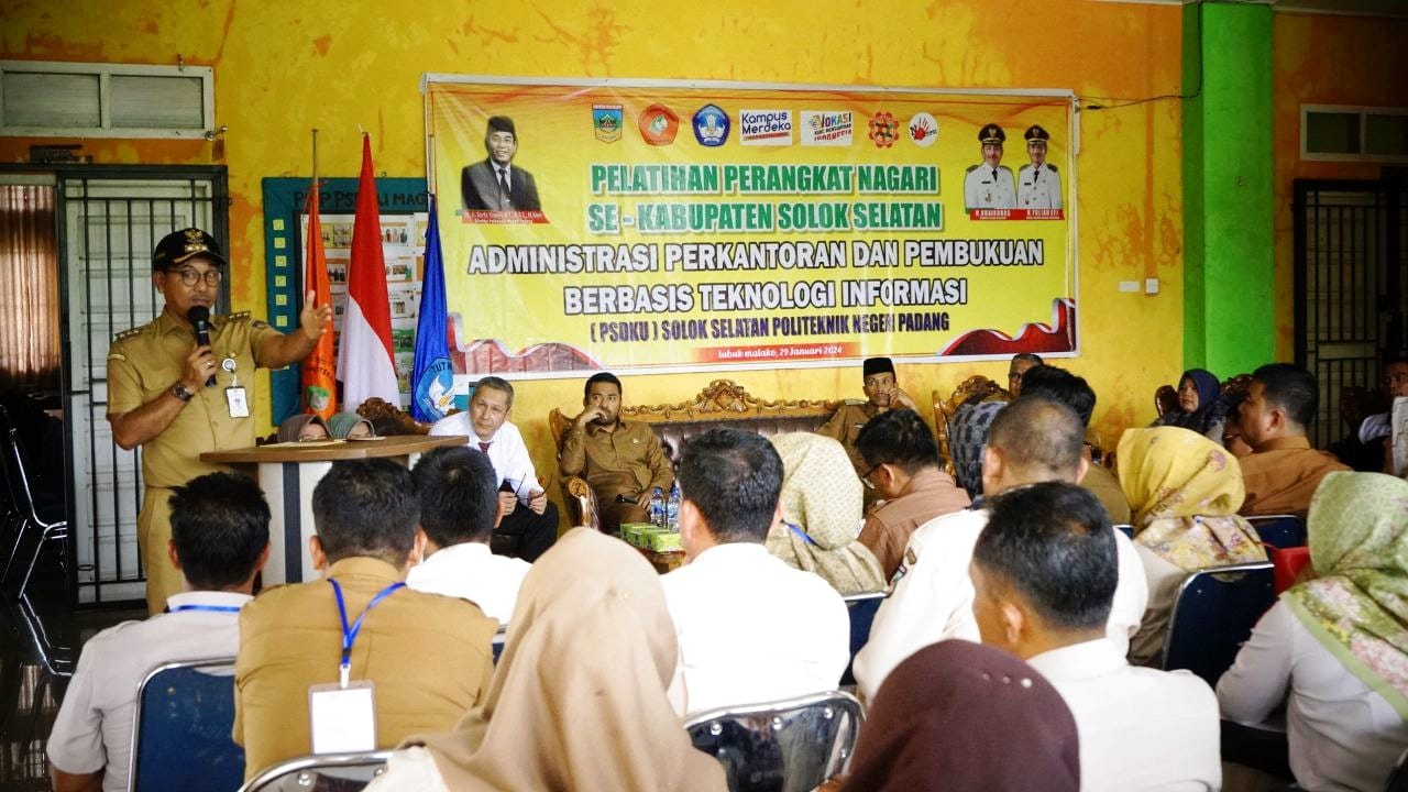 Bupati Solok Selatan Khairunas membuka Pelatihan Perangkat Nagari, Administrasi Perkantoran dan Pembukuan Berbasis Teknologi Informasi di Kampus PNP Lubuk Malako, Senin (29/1/24).