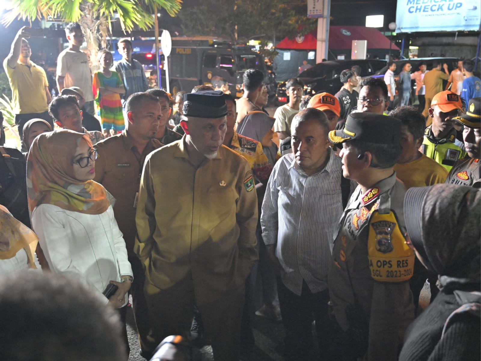 Gubernur Sumbar Mahyeldi di meninjau ledakan di RS Semen Padang. Foto Adpsb. 