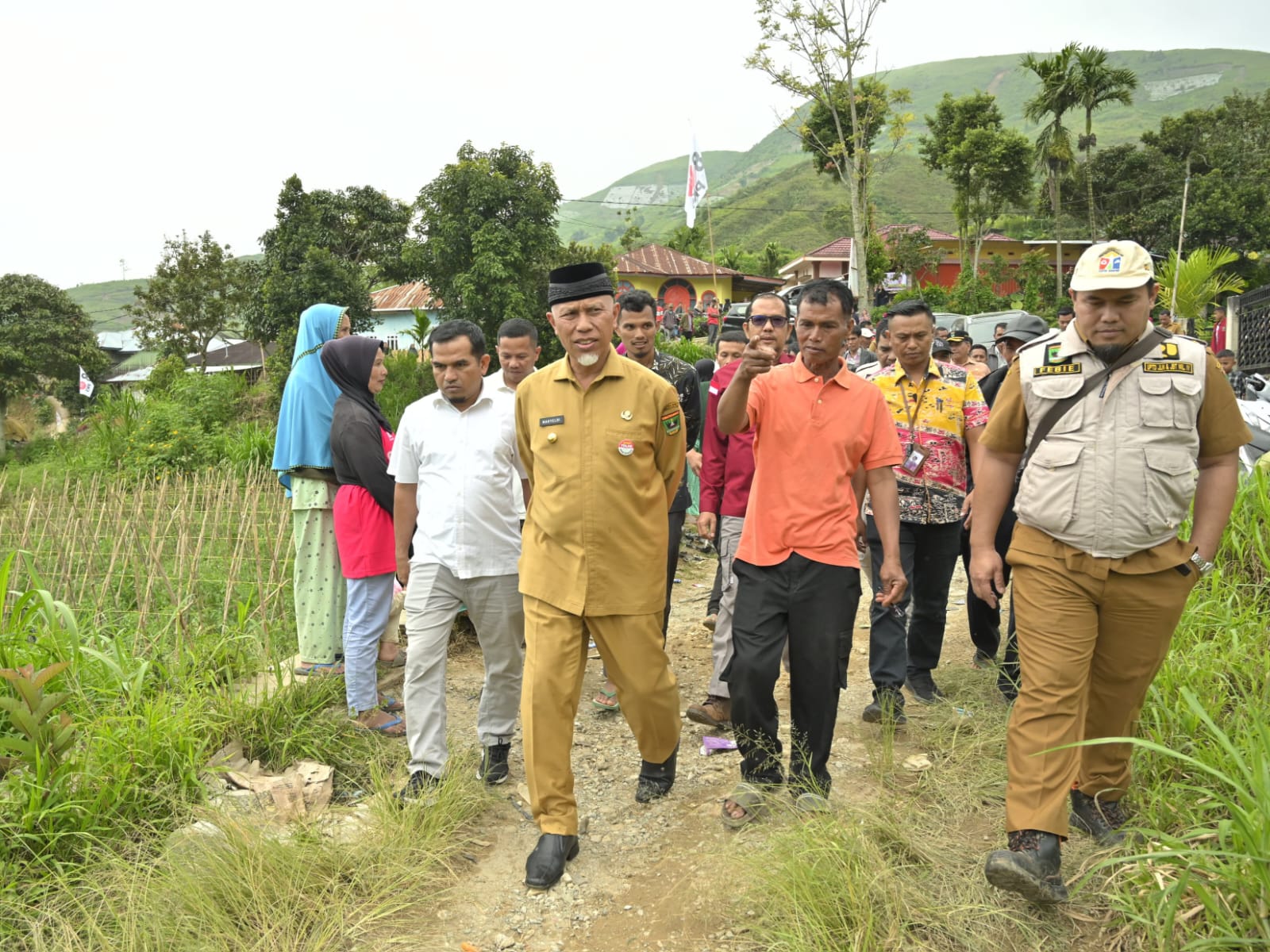 Gubernur Sumatera Barat Mahyeldi Ansharullah, meninjau lokasi rencana pengerjaan jembatan penghubung antara Jorong Koto Baru dan Aia Busa di Nagari Aie Dingin, Kecamatan Lembah Gumanti, Kab. Solok. Foto Adpsb. 