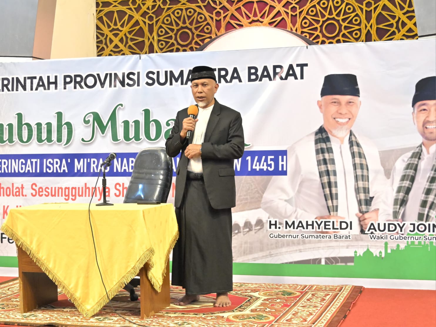 Gubernur Mahyeldi saat Subuh Mubarakah menyambut peringatan Israk Mikraj di Masjid Raya Sumbar, Minggu (4/2/2024). Foto Adpsb. 