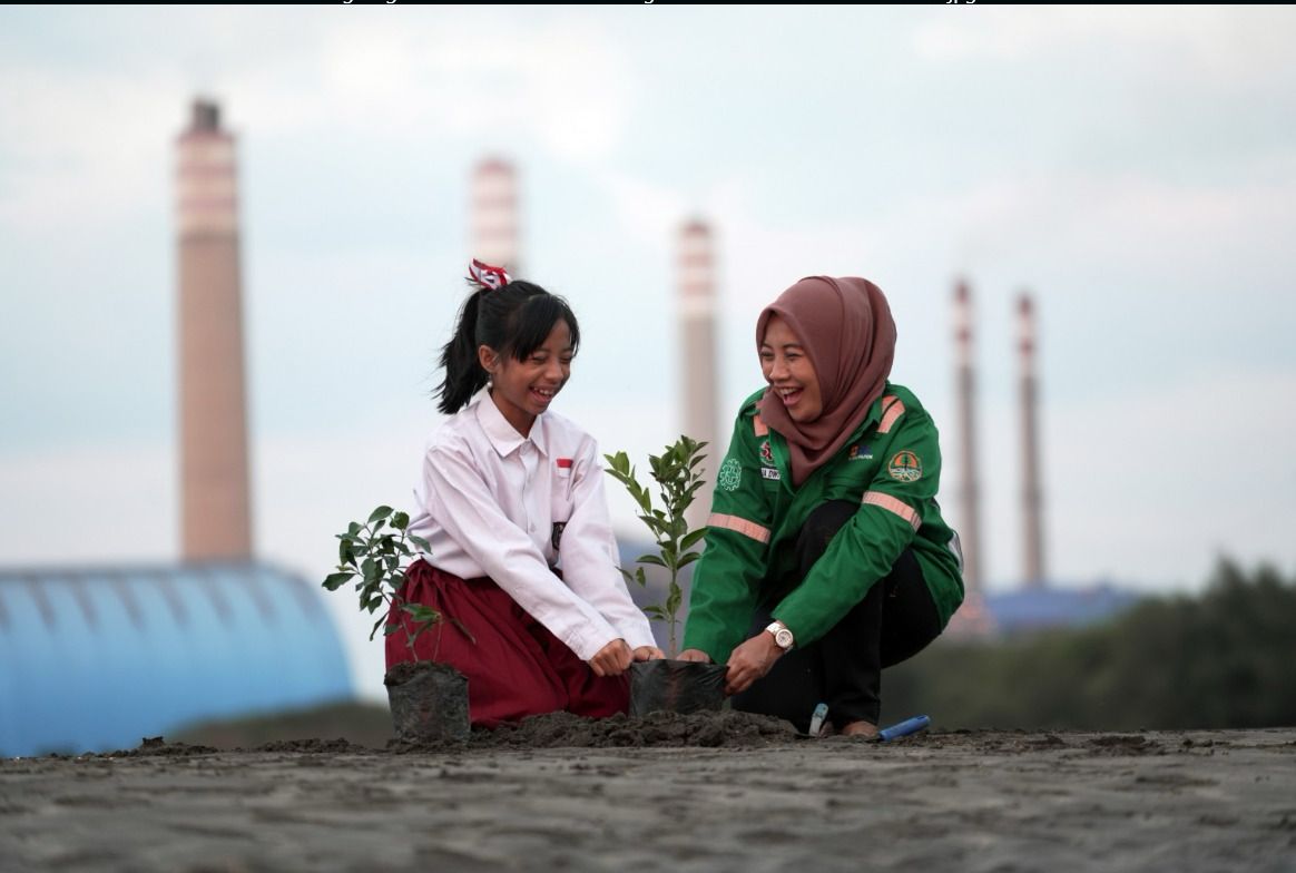 PLN melibatkan pelajar setempat dalam melakukan penanaman pohon di sekitar Pembangkit Listrik Tenaga Uap (PLTU) Paiton 1-2 sebagai bentuk penerapan ESG dalam melestarikan lingkungan.