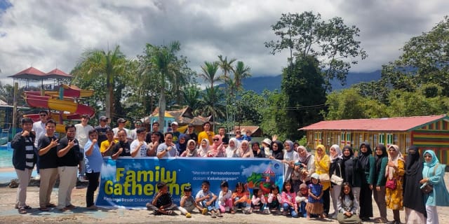 Suasana meriah Family Gathering Dinas Kominfo Kota Solok di Mifan Padang Panjang