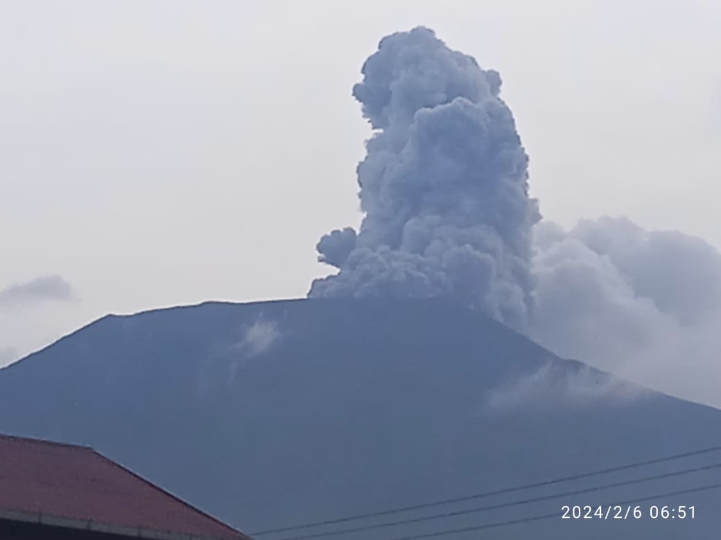 Gunung Marapi, Selasa (6/2/2024) pagi, kembali semburkan abu vulkanik cukup besar.