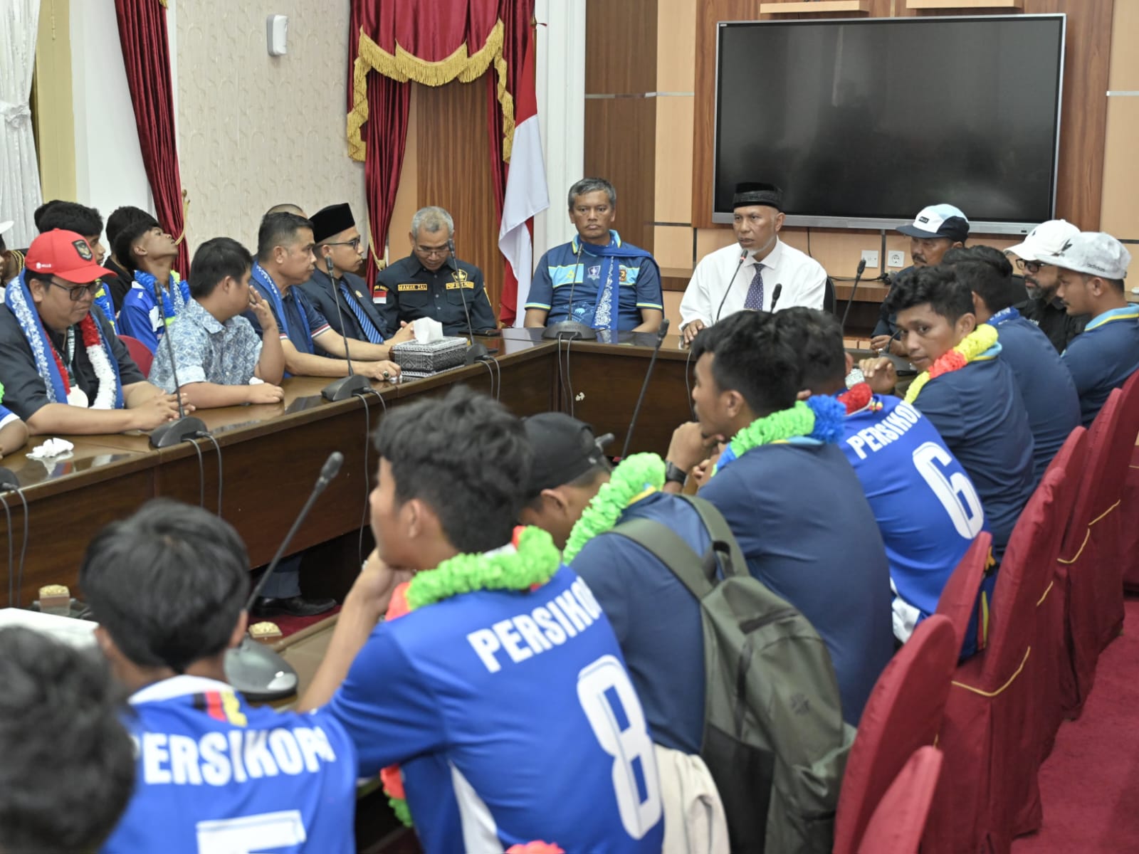 Rombongan Tim Persikopa yang telah menjadi juara II Soeratin Cup U-17 diterima Gubernur Sumbar Mahyeldi, Rabu (7/2/2024) di Padang. Foto Adpsb. 