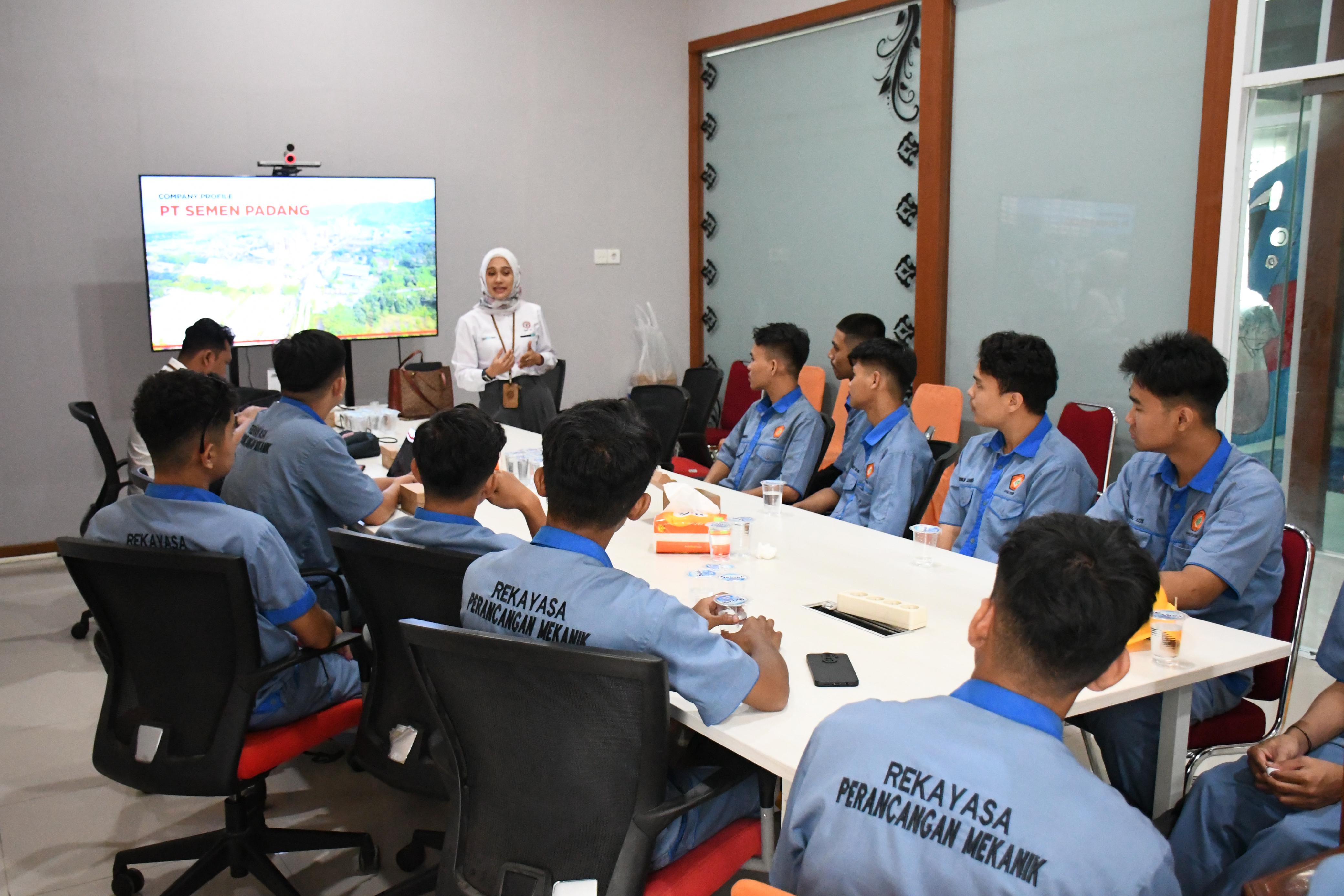 Suasana pembukaan program magang dilakukan Direktur Operasi PT Semen Padang, Pri Gustari Akbar, di Rumah Knowlage Management Pusdiklat PT Semen Padang, Senin (5/2/2024).