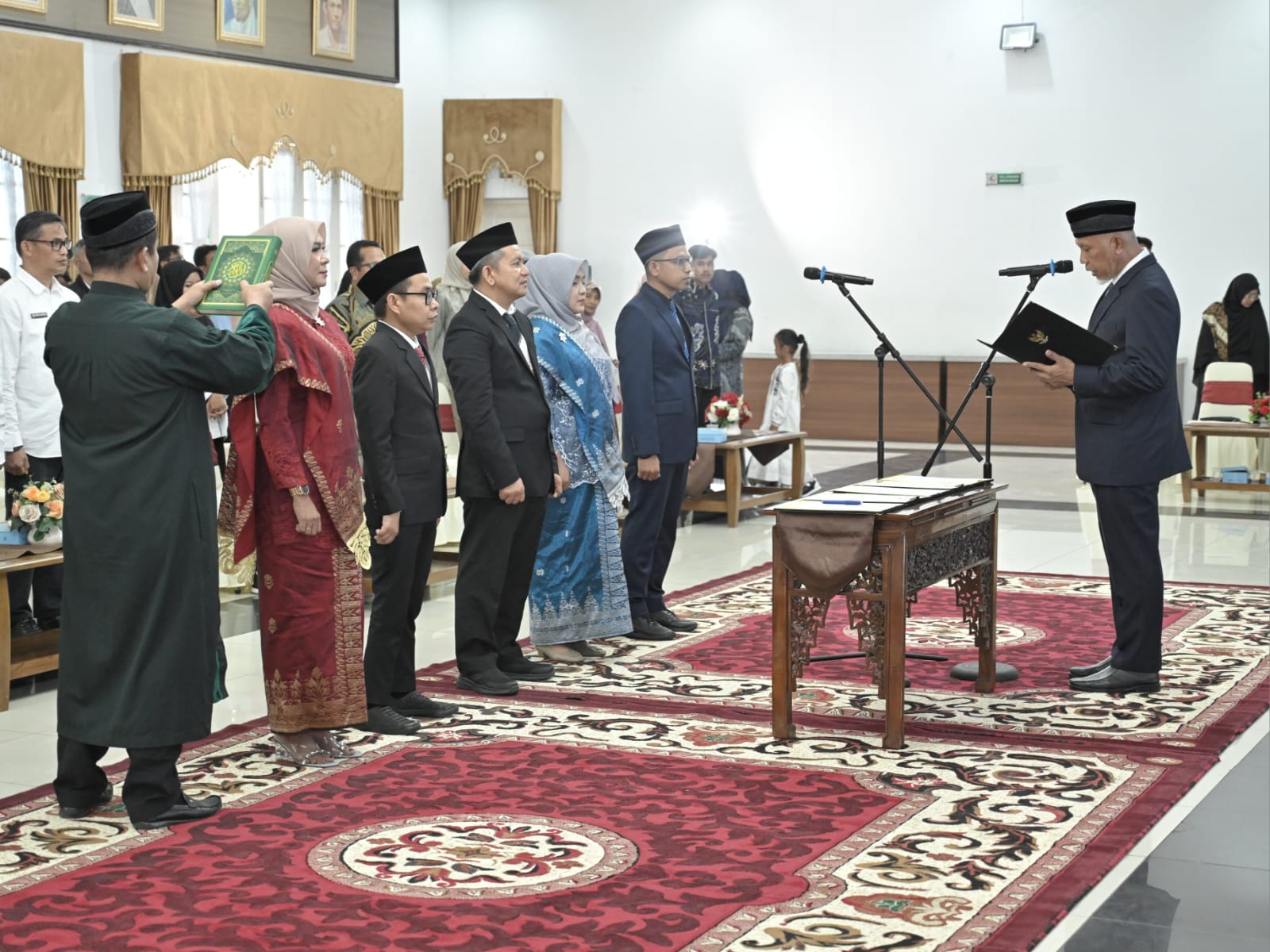 Gubernur Sumatera Barat, Mahyeldi, melantik lima orang komisioner Komisi Informasi (KI) Sumbar periode 2023-2027. Foto Adpsb. 