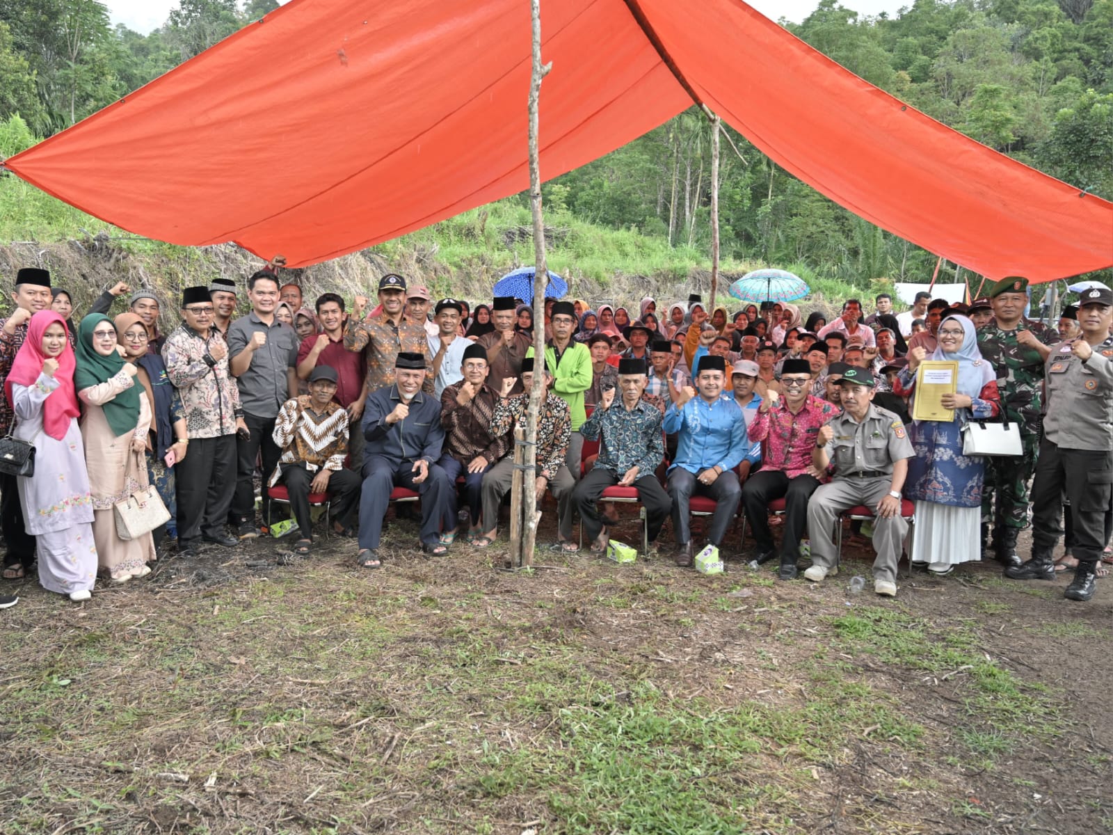 Gubernur Sumbar Mahyeldi bersama masyarakat Malalak setelah menerima surat keterangan hibah tanah untuk pembangunan SMK. Foto Adpsb. 