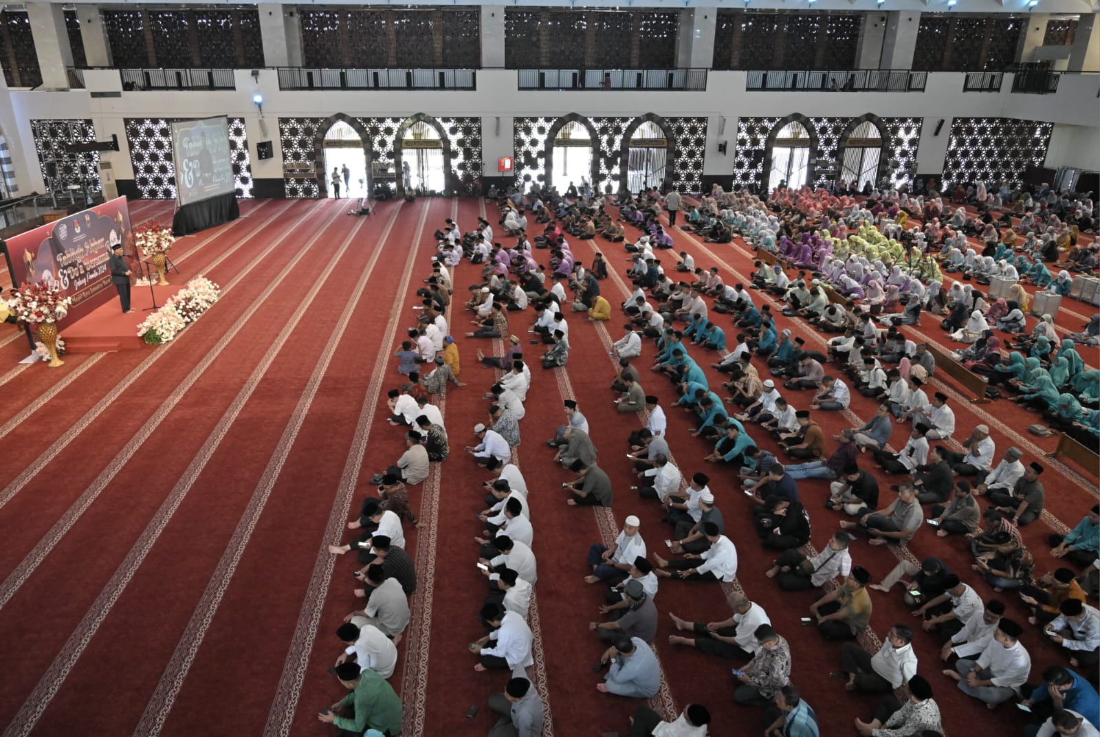 Tabligh Akbar peringatan Israk Mikraj Nabi Muhammad SAW dan doa bersama jelang Pemilu 2024 yang diselenggarakan oleh KPU Sumbar di Masjid Raya Sumbar, Kamis (8/2/2024). Foto Adpsb. 