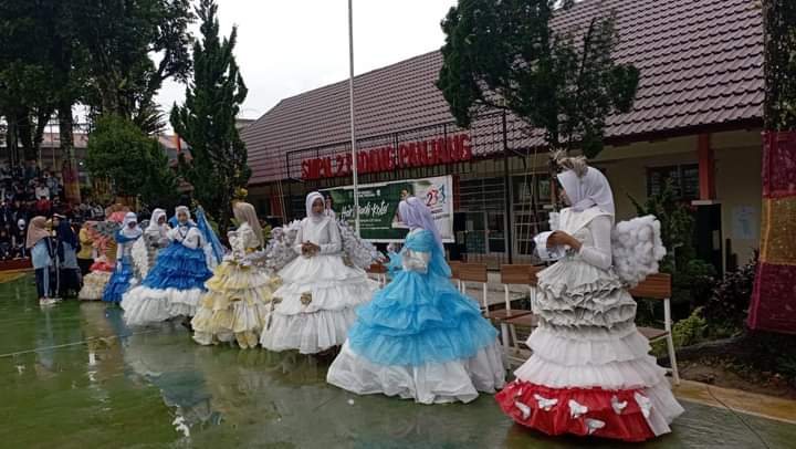 Lomba fashion show digelar siswi SMP N. 2 Padang Panjang gunakan bahan bahan tidak terpakai.