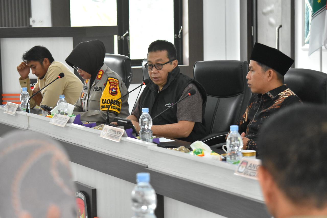 Rakor yang digelar di aula KPU Kota Payakumbuh, Sabtu (10/2/2024) itu turut dihadiri Pj. Wali Kota Payakumbuh Jasman, Kapolres Payakumbuh AKBP Wahyuni Sri Lestari 