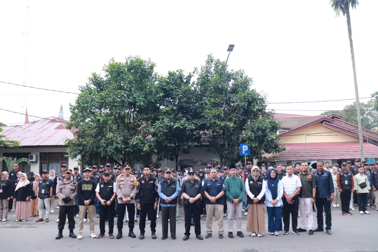 Pj Wali Kota Payakumbuh Jasman menghadiri Apel Siaga Patroli Pengawasan pada Masa Tenang Pemilu 2024 di komplek Galanggang Kubu Gadang, Minggu (11/02/2024).