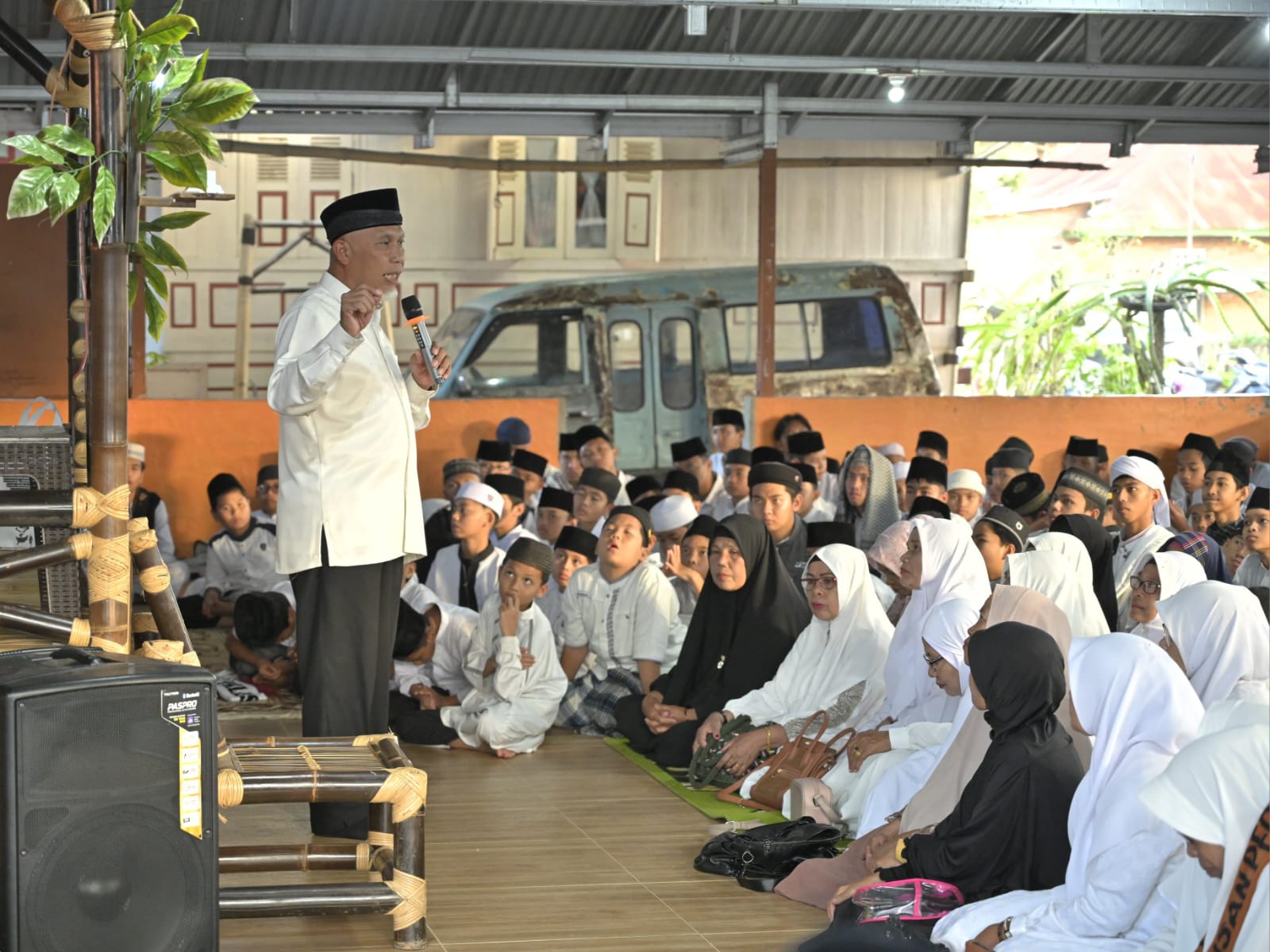 Gubernur Sumbar Mahyeldi, berbagi pengalaman dan memberi semangat santri di Ponpes Tahfiz Quran Muallimin Muhammadiyah, Agam. Foto Adpsb. 