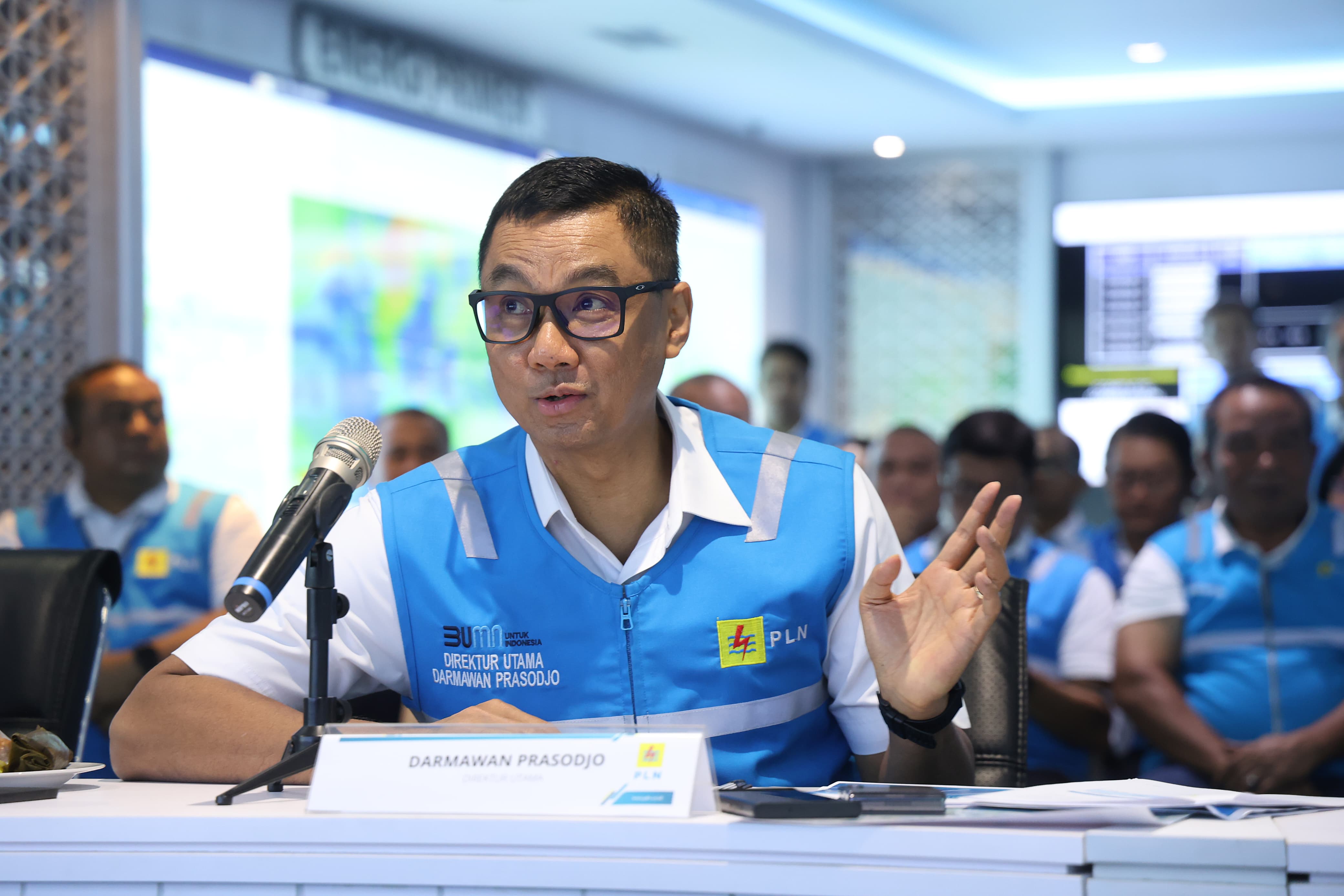 Direktur Utama PT PLN (Persero) Darmawan Prasodjo ketika memimpin langsung suasana apel siaga kelistrikan Pemilu 2024 untuk memastikan sistem kelistrikan nasional dalam kondisi prima.