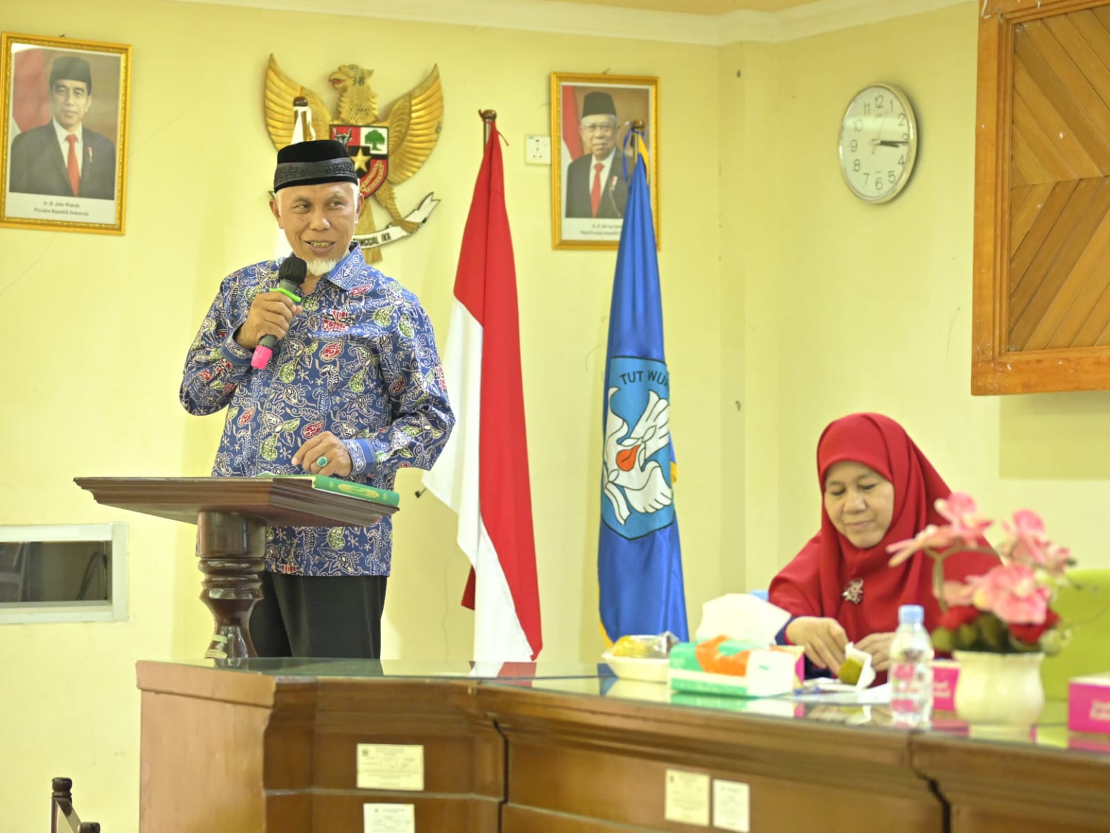 Gubernur Mahyeldi dan Bunda PAUD Harneli, saat pelantikan Pengurus Wilayah Asosiasi Pelatih PAUD (APPAUDI) Provinsi Sumbar periode 2024-2028 di Padang, Sabtu (17/2/2024). Foto Adpsb. 