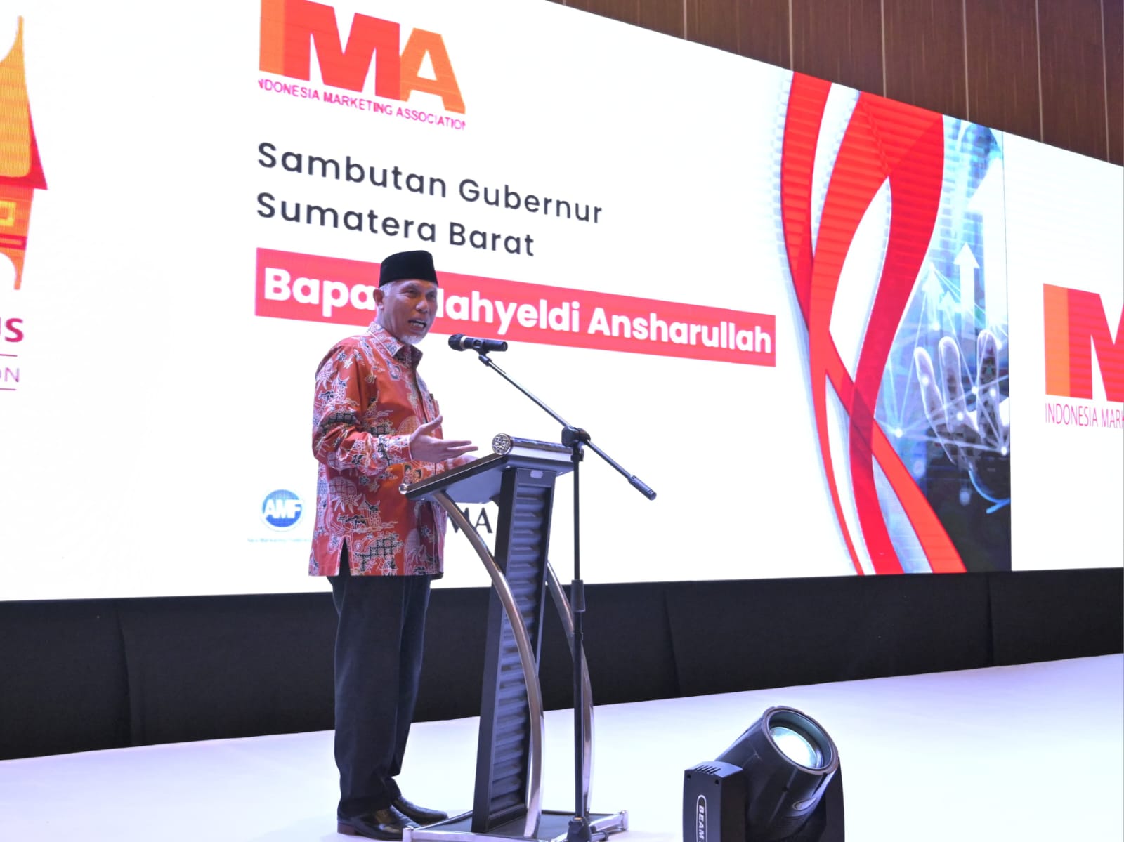 Gubernur Mahyeldi saat menghadiri Pelantikan Kepengurusan IMA Chapter Padang. Foto Adpsb. 