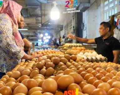 Pedagang telur ayam di Pasar Pusat Kota Padang Panjang.