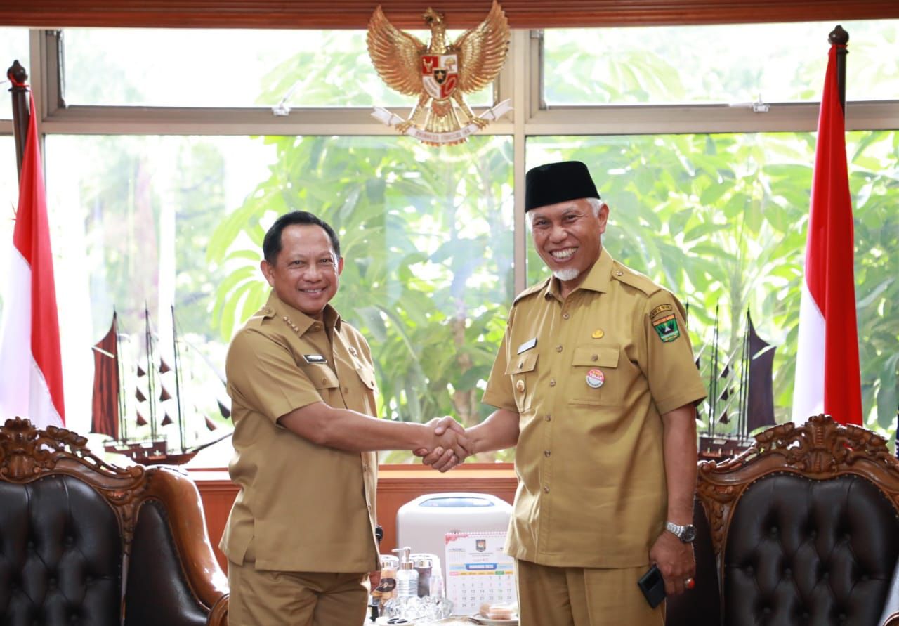 Menteri Dalam Negeri Tito Karnavian dan Gubernur Sumbar Mahyeldi. Foto Adpsb. 