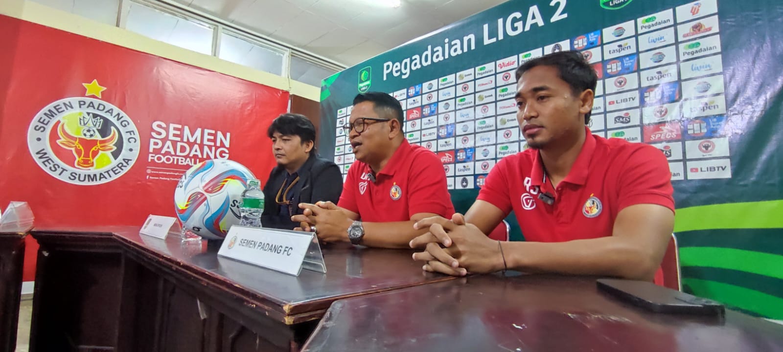 Pelatih Semen Padang FC, Delfiadri dalam sesi pre match press conference, Rabu (28/02/2024) di Kantor Kabau Sirah Semen Padang