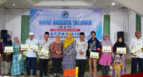 Pengurus KOPPAS AIPT Padang Panjang poto bareng anggota usai RAT, Kamis (29/2/2024) di Gedung M Syafei.