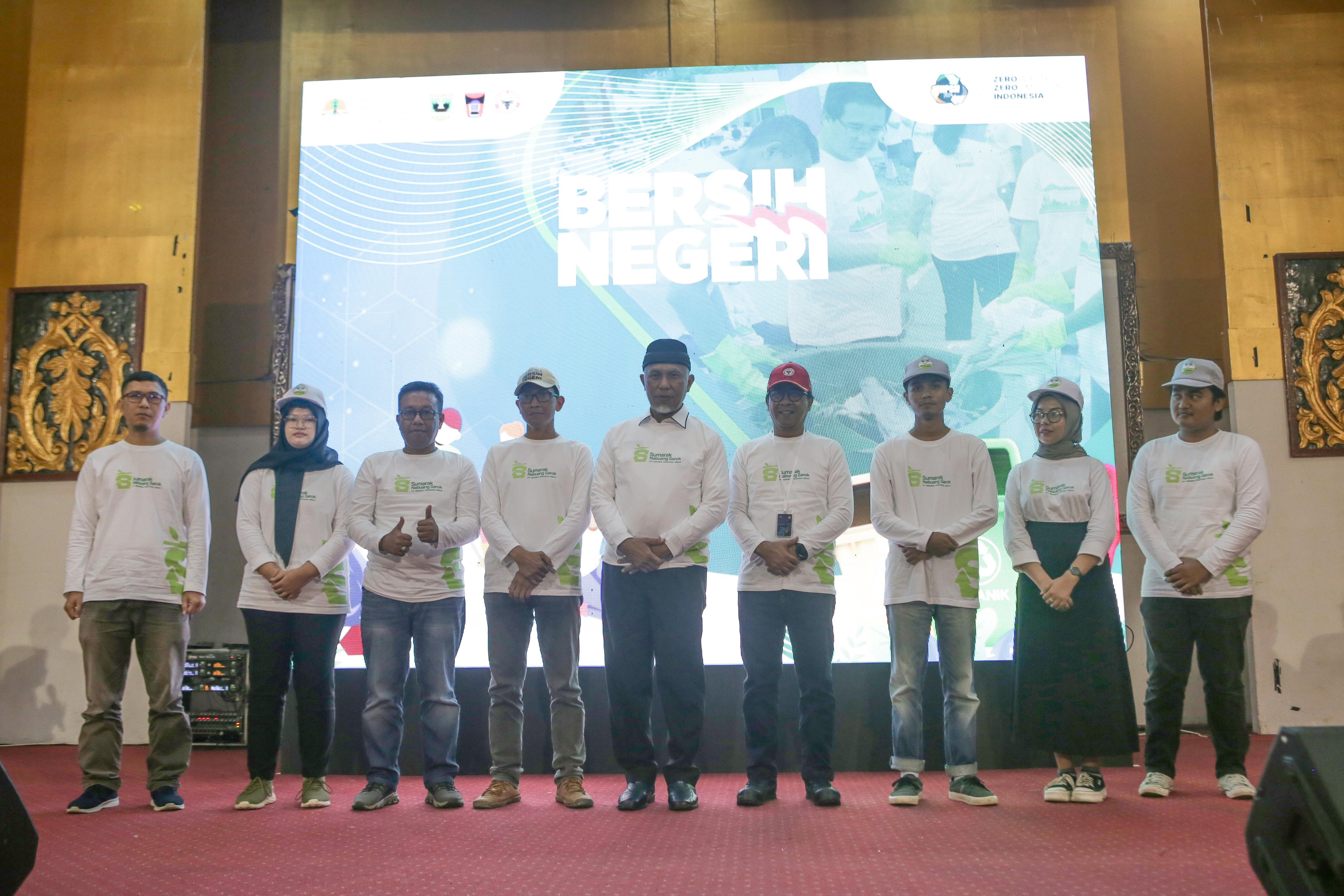 Aksi Bersih Negeri yang digelar PT Semen Padang dengan tema "Atasi Sampah Plastik Dengan Cara Produktif" yang digelar di Gedung Wanita Rohana Kudus, Kota Padang, Jumat (8/3/2024).