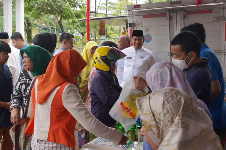 Antusias warga Padang Panjang belanja di operasi pasar murah digelar Kejari setempat, Jumat (7/3/2024) kemaren.