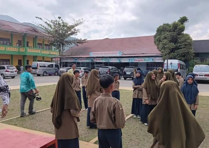 Siswa Kauman Muhammadiyah saat melakukan pengambilan gambar film pendek Nestapa dihalaman sekolah mereka.
