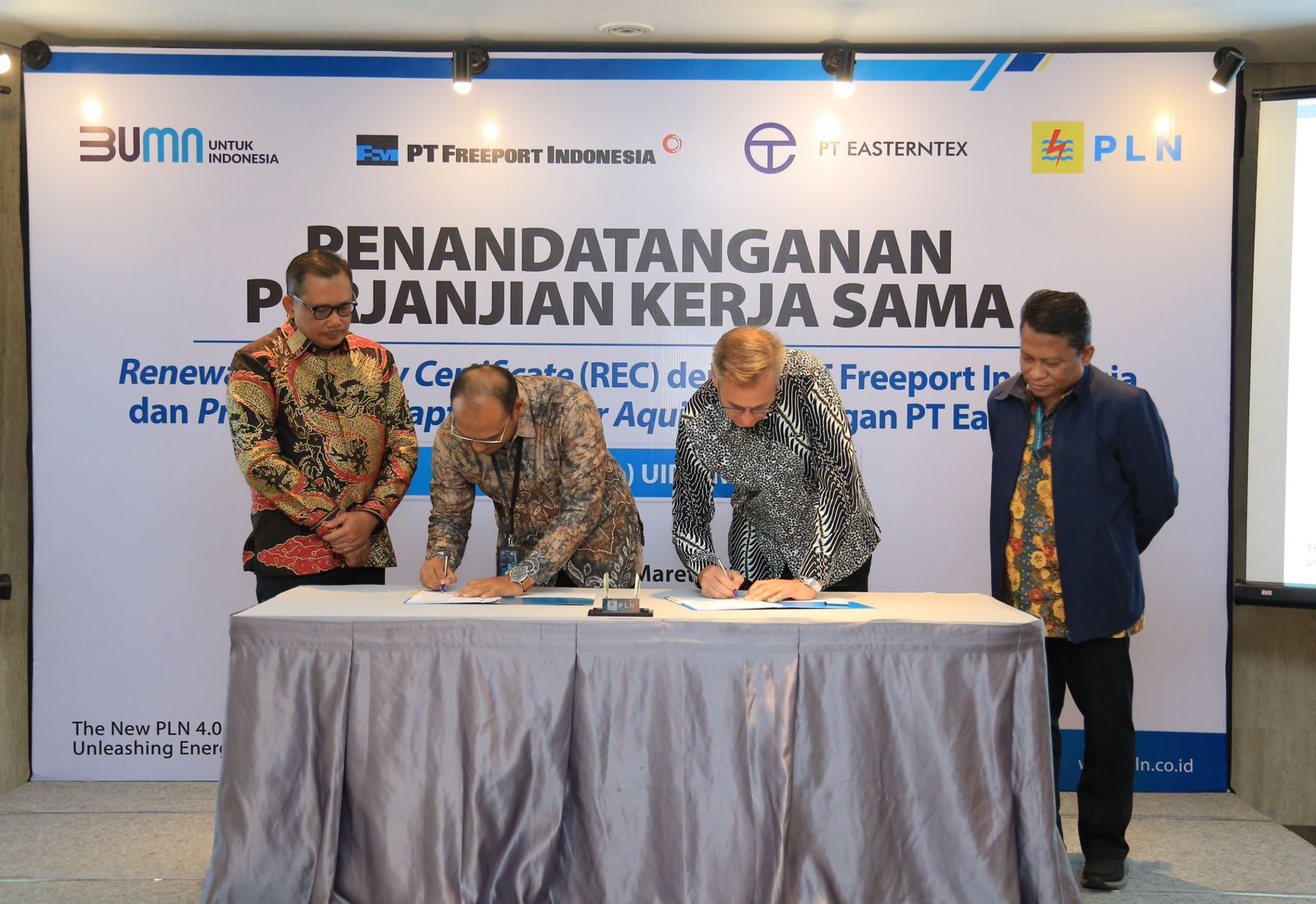 Proses penandatanganan Perjanjian Kerja Sama (PKS) layanan _Green Energy As Services_ REC antara PLN dengan PT Freeport Indonesia (PTFI) untuk pembelian 1.009.000 unit REC _smelter_  milik PTFI.