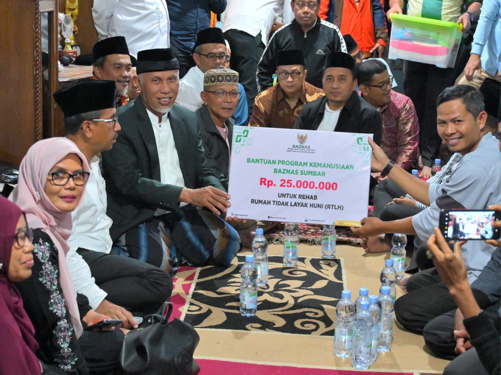 Gubernur Sumatera Barat, Mahyeldi, menyerahkan bantuan renovasi Rumah Tidak Layak Huni (RTLH) kepada keluarga pasangan Jalizal (46) dan Lidia Suryati (43), warga Jorong Jambu Aia, Agam. Foto Adpsb.