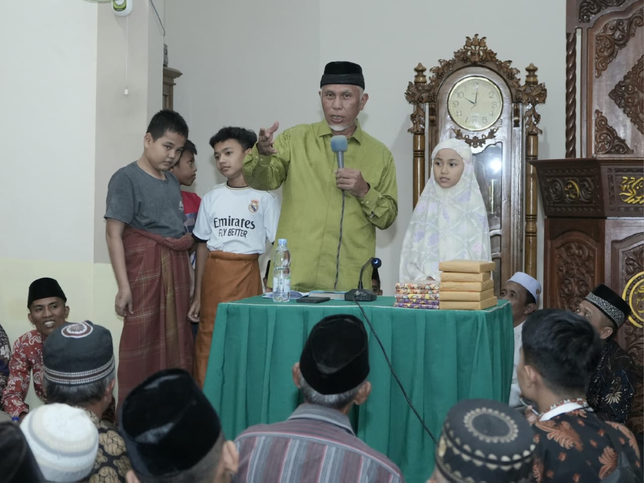 Gubernur Sumbar Mahyeldi, memberi tausiah saat Safari Ramadhan di masjid Al Amin, Korong Gadang, Kuranji Padang, Kamis (15/3/2024). Foto Adpsb.
