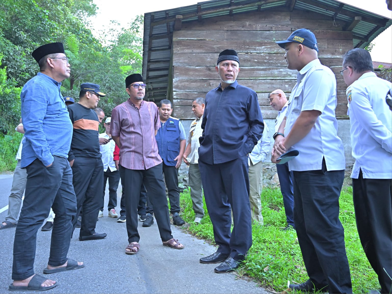 Gubernur mensurvei jalan alternatif bersama rombongan Tim Safari Ramadhan (TSR) Pemprov Sumbar, Rabu (20/3/2024). Foto Adpsb.