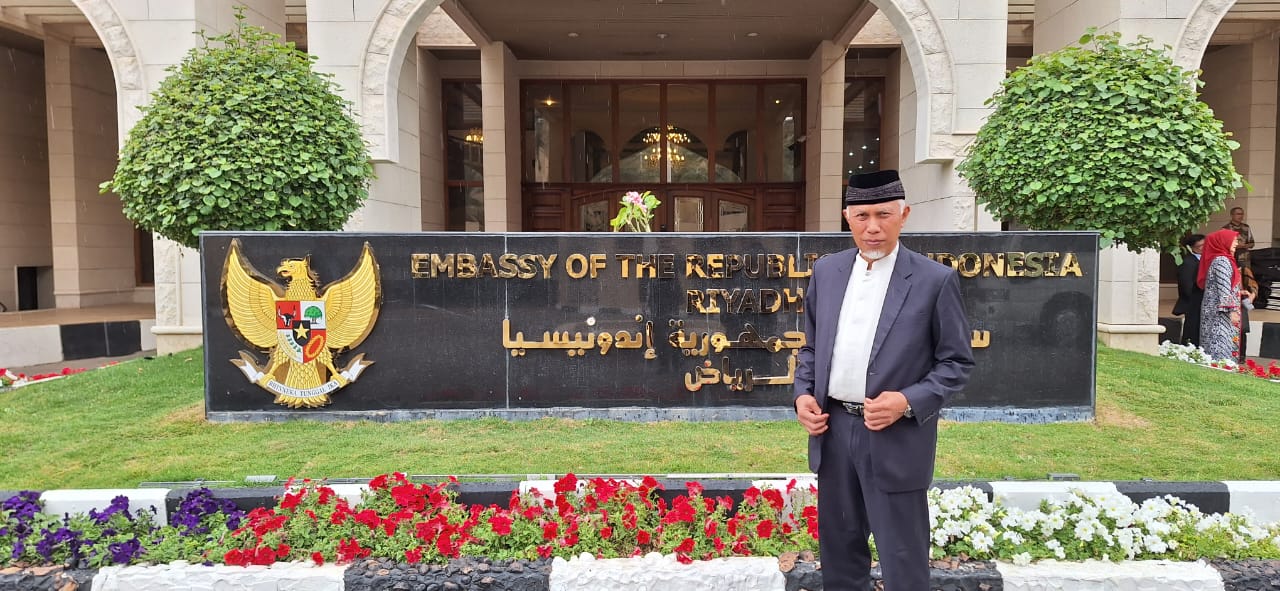 Gubernur Sumbar Mahyeldi, di depan kantor Kedutaan Besar Indonesia di Riyadh, Arab Saudi. Foto Adpsb. 