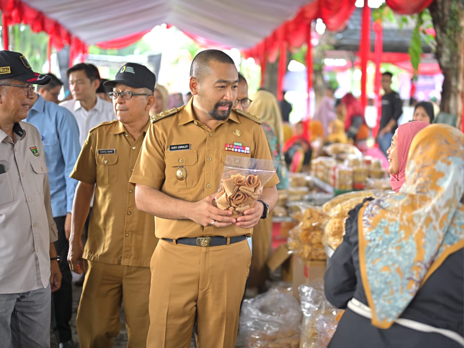 Wakil Gubernur Sumbar Audy Joinaldy, meninjau stand-stand Bazar Ramadhan 1445 H, Senin (1/4/2024) di Padang. Foto Adpsb. 