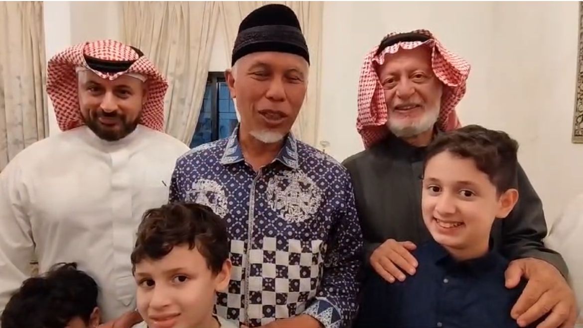 Gubernur Sumbar Mahyeldi bersama keluarga besar Syekh Ahmad Khatib Al Minangkabawi, di Makkah, Arab Saudi. Foto Adpsb. 