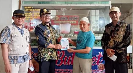 Kakan Kemenag Drs. H Alizar, M. Ag saat serahkan sertifikat halal, Kamis (4/4/2024).