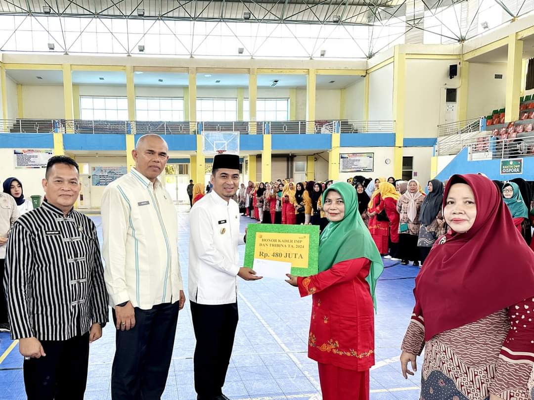Wakil Wali Kota Ramadhani Kirana Putra menyerahkan total honor kader sebesar Rp 480 juta.