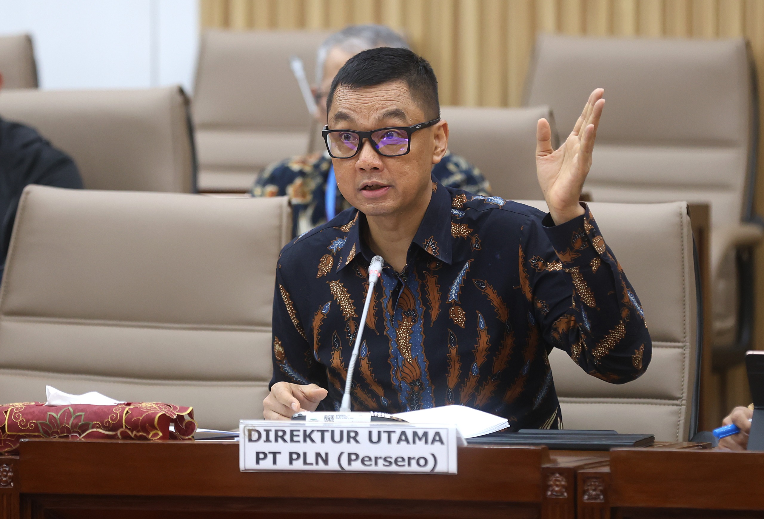 Direktur Utama PLN Darmawan Prasodjo saat menyampaikan paparan dalam Rapat Dengar Pendapat dengan Komisi VI DPR RI di Jakarta pada Rabu (3/4).