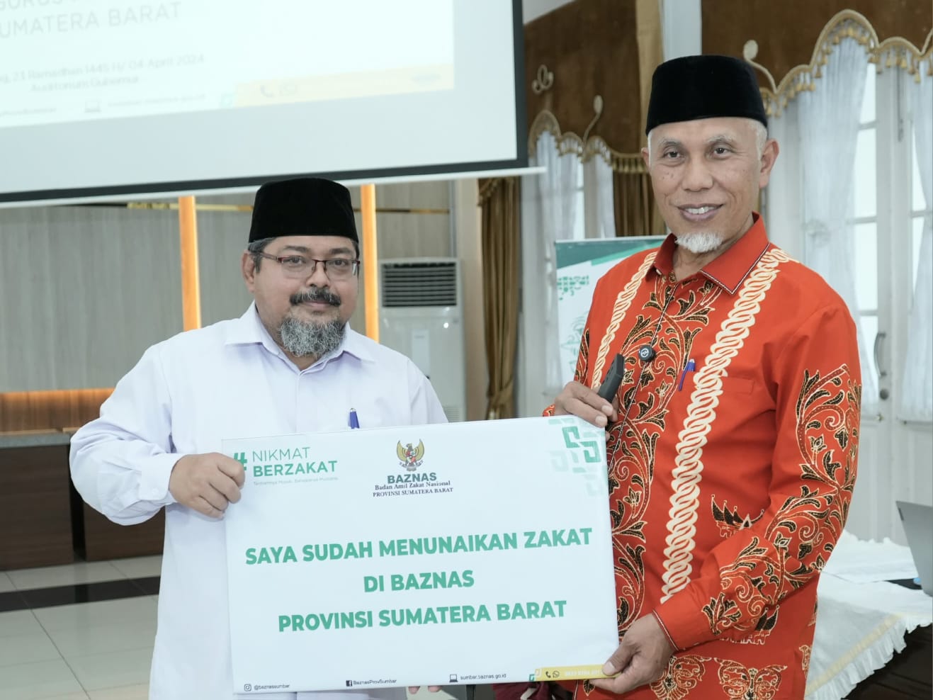 Gubernur Sumbar Mahyeldi memberi contoh sudah menunaikan zakat fitrah, Kamis (4/4/2024) di Padang. Foto.