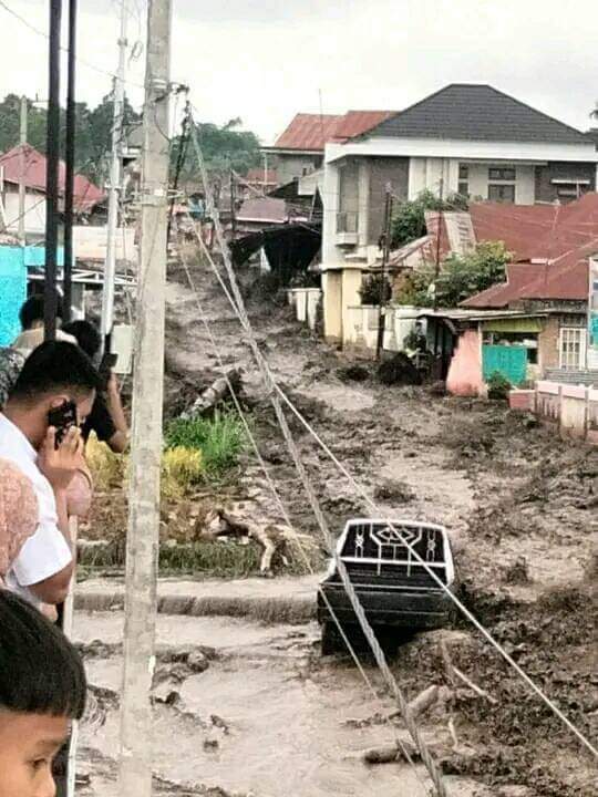 Kondisi terkini di Nagari Bukik Batabuah, Kabupaten Agam saat dilanda lahar dingin Marapi, Jumat (4/4/2024) petang.