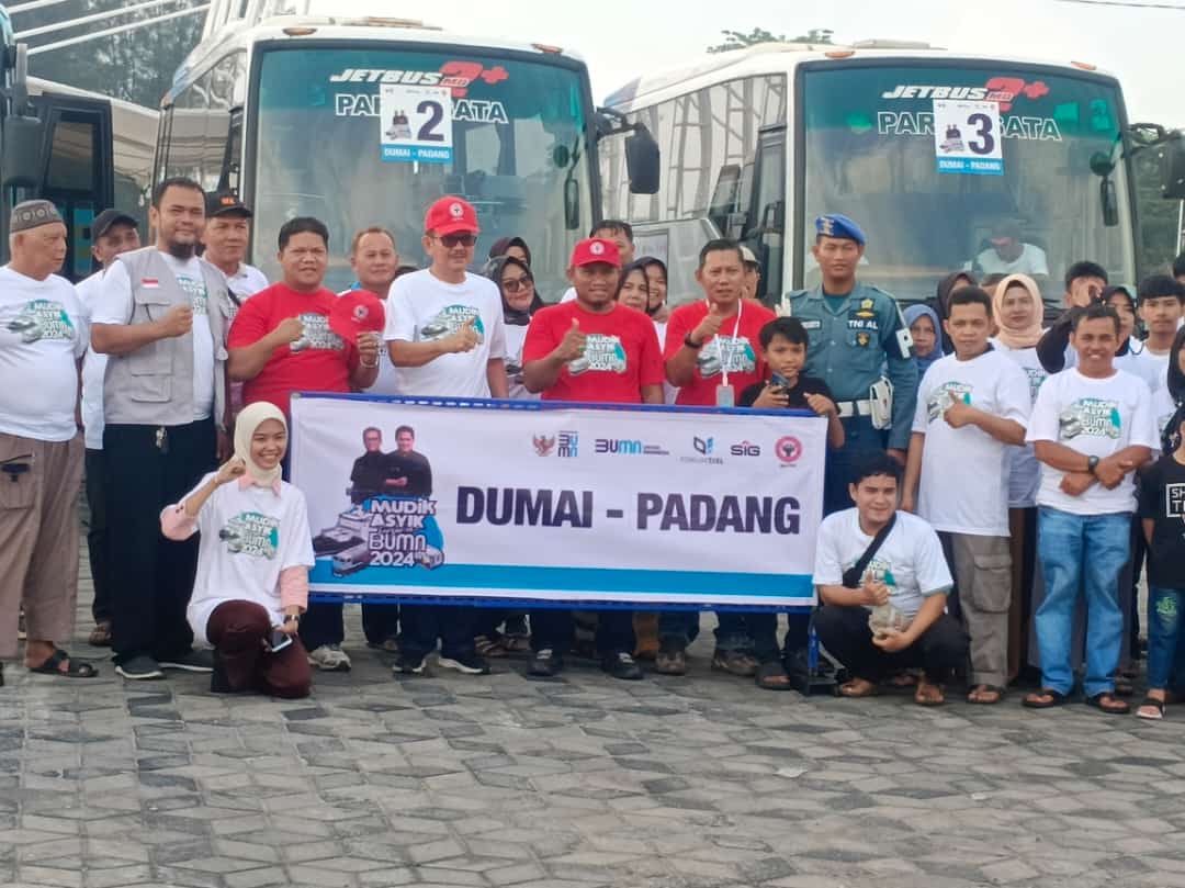 DILEPAS- Pelepasan perantau Minang Dumai yang pulang ke Sumbar menggunakan tiga bus Program mudik gratis  Safari Ramadan BUMN 2024 yang dilaksanakan anak usaha PT Semen Indonesia (Persero) Tbk (SIG). PT Semen Padang, Sabtu (6/4/2024),