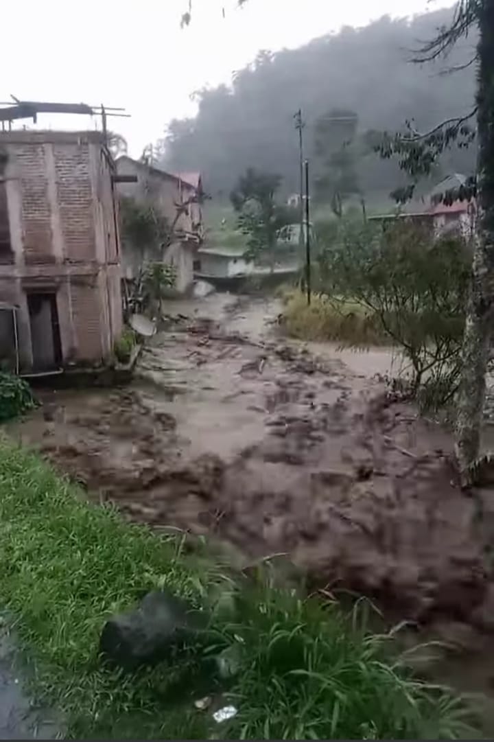 Kondisi air bah dari arah Gunung Marapi X Koto yang melanda Jorong Kubu Sarimbang, Kecamatan X Koto, Nagari Panyalaian, Senin (8/4/2024) petang.