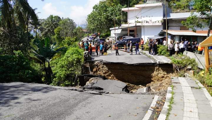 Gubernur Sumbar Mahyeldi saat meninjau jalan terban di Kelurahan Gantiang, Selasa (9/4/2024) siang.