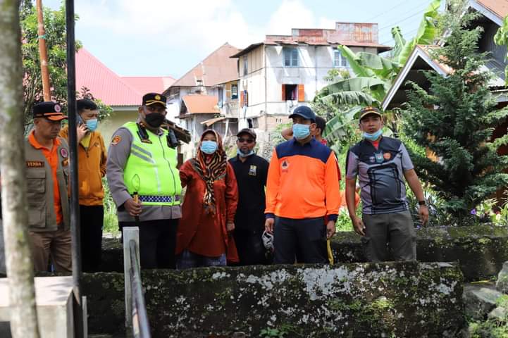 Pj Wako Sonny saat meninjau aliran sungai, Selasa (9/4/2024) siang.
